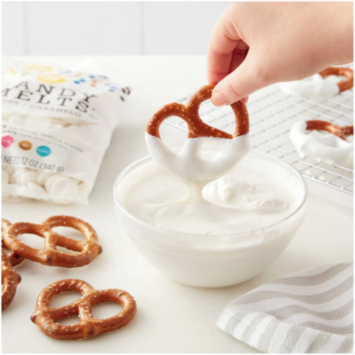 2-Pack | Wilton Candy Melts Bright White | Vanilla Flavoured Wafers | Easy-Melt for Baking & Decorating | 2 x 12 oz (340 g)
